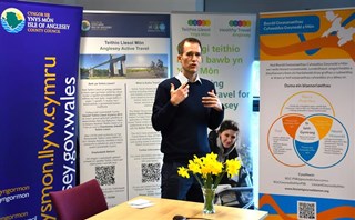 Dr Tom Porter, Ymgynghorydd Meddygaeth Iechyd Cyhoeddus Bro Caerdydd, arweinydd Teithio Iach Cymru